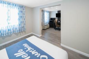 une pièce avec un panneau indiquant un nouveau bureau dans l'établissement Days Inn by Wyndham Galt, à Galt