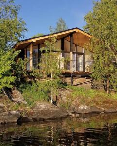 a house on the shore of a body of water at Zaykina Dacha in Konchezero