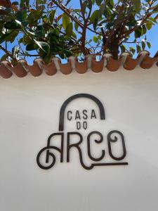 a sign on a wall with a csa do afrique at Casa do Arco in Abiul