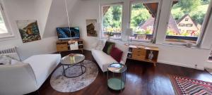 uma sala de estar com um sofá e uma mesa em Ferienwohnung U73 em Lauterbach