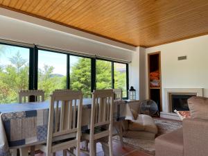 a living room with a table and chairs at Casa do Arco in Abiul