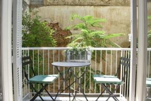 d'une table et de deux chaises sur un balcon. dans l'établissement The Heart Of Athens - Perfect Retreat For 2 Guests, à Athènes