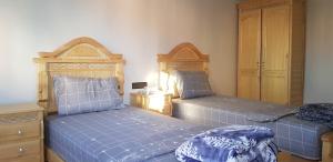 1 Schlafzimmer mit 2 Einzelbetten und einem Nachttisch in der Unterkunft Superbe Appartement bouki in Al Hoceïma