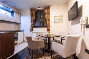Kuchyň nebo kuchyňský kout v ubytování Guest House Vila Bajka