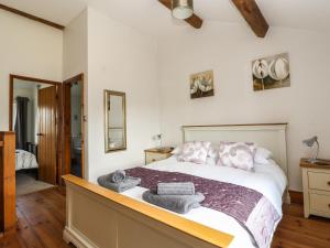 Tempat tidur dalam kamar di Mill Lane Cottage