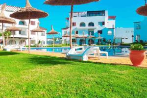 Bazén v ubytování Cosy loft Saphir Cabo Negro nebo v jeho okolí