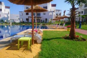 Bazén v ubytování Cosy loft Saphir Cabo Negro nebo v jeho okolí