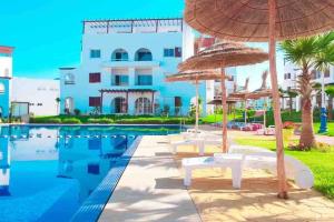 Bazén v ubytování Cosy loft Saphir Cabo Negro nebo v jeho okolí