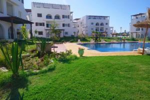 Bazén v ubytování Cosy loft Saphir Cabo Negro nebo v jeho okolí