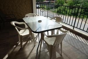 Bungalows Casa Blanca في لا مانزايلا: طاولة وكراسي يجلسون على شرفة مع طاولة وإطلالة
