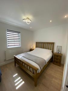 Ένα ή περισσότερα κρεβάτια σε δωμάτιο στο Apartment No 8 - Stay in style in the heart of the Cathedral City. +40 φωτογραφίες