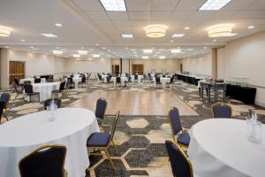 Televisyen dan/atau pusat hiburan di Holiday Inn University Area Charlottesville by IHG