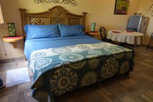 Säng eller sängar i ett rum på Bungalows Casa Blanca