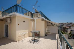 Afbeelding uit fotogalerij van Cosy Apartment With Terrace Near Metro Station in Athene