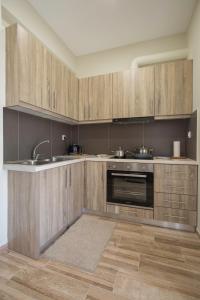 Kuchyňa alebo kuchynka v ubytovaní Cosy Penthouse With Terrace Near Metro Station