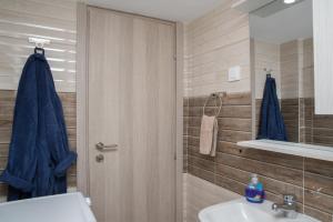 Kúpeľňa v ubytovaní Cosy Penthouse With Terrace Near Metro Station + 37 fotografií