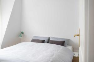 Ein Bett oder Betten in einem Zimmer der Unterkunft KOSI am Meer ZEHN