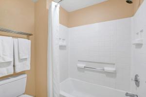 Баня в Near Disney - 1 Bed King Suite - Pool and Hot Tub