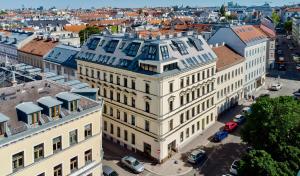 eine Aussicht auf ein Gebäude in einer Stadt in der Unterkunft FARMER'S MARKET Apartments Vienna in Wien