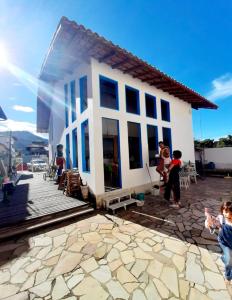 a group of people standing outside of a house at Pouso do Sopé in Paraty