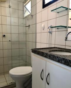 łazienka z toaletą i umywalką w obiekcie Aquaville Condomínio w mieście Aquiraz +45 zdjęć