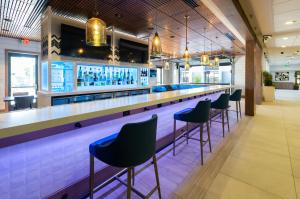 un bar con sillas azules en un restaurante en Holiday Inn San Jose-Silicon Valley, an IHG Hotel en San José