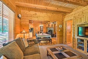Seating area sa Cle Elum Mountain Cabin with Hot Tub and Trails!