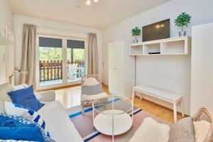 ein Wohnzimmer mit einem Sofa und einem Tisch in der Unterkunft Payerbach Apartments in Payerbach