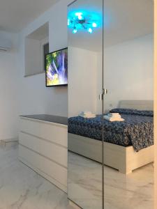 A television and/or entertainment centre at The Cove 1.3km from beach