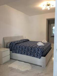 A bed or beds in a room at The Cove 1.3km from beach