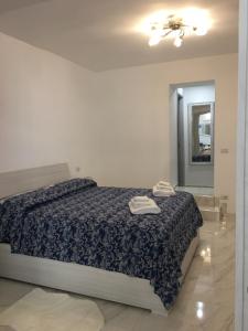 A bed or beds in a room at The Cove 1.3km from beach