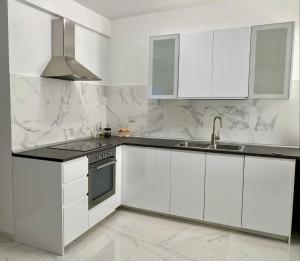 A kitchen or kitchenette at The Cove 1.3km from beach