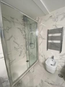 A bathroom at The Cove 1.3km from beach