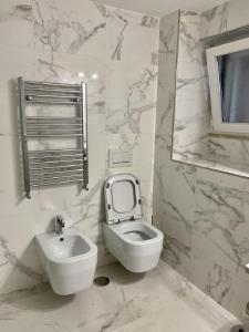 A bathroom at The Cove 1.3km from beach
