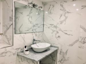 A bathroom at The Cove 1.3km from beach
