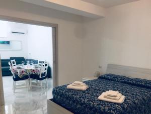 A bed or beds in a room at The Cove 1.3km from beach