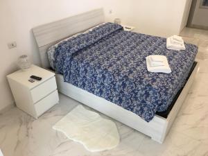 A bed or beds in a room at The Cove 1.3km from beach