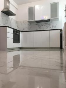 A kitchen or kitchenette at The Cove 1.3km from beach