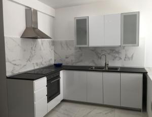A kitchen or kitchenette at The Cove 1.3km from beach