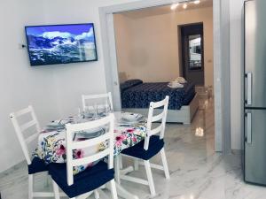 A kitchen or kitchenette at The Cove 1.3km from beach