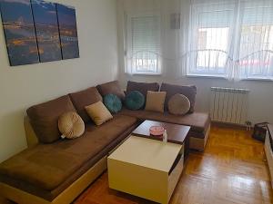 - un salon avec un canapé et une table basse dans l'établissement Belgradian 011, à Belgrade
