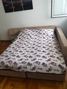 - un lit avec une couverture au-dessus d'un canapé dans l'établissement Belgradian 011, à Belgrade