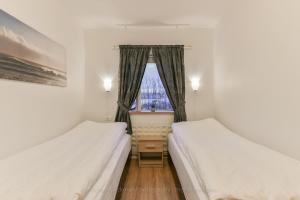 Postel nebo postele na pokoji v ubytování Garður guesthouse