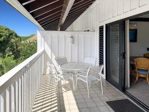 patio con mesa y sillas en el balcón en Kiahuna Plantation 96, Poipu Beach, Athletic Club Membership, Part Ocean View, en Koloa