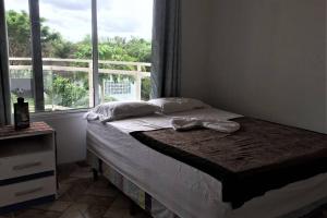 a bed in a room with a large window at CASA VACACIONAL DE PLAYA in Nueva Gorgona