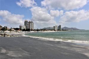 a beach with buildings in the background and the ocean at CASA VACACIONAL DE PLAYA in Nueva Gorgona