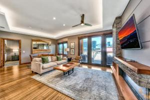 ein Wohnzimmer mit einem Sofa und einem Kamin in der Unterkunft Luxury 2Br Residence Steps From Heavenly Village & Gondola Condo in South Lake Tahoe
