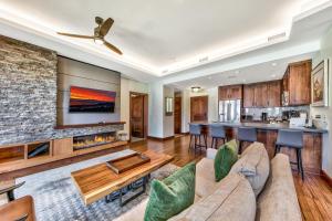 un soggiorno con divano e camino di Luxury 2Br Residence Steps From Heavenly Village & Gondola Condo a South Lake Tahoe