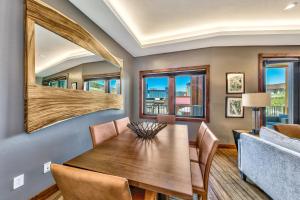 una sala da pranzo con tavolo e sedie in legno di Luxury 2Br Residence Steps From Heavenly Village & Gondola Condo a South Lake Tahoe Altre 18 foto