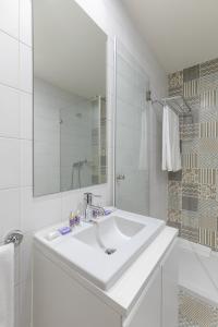 Ein Badezimmer in der Unterkunft Inside Porto Apartments - Mouzinho